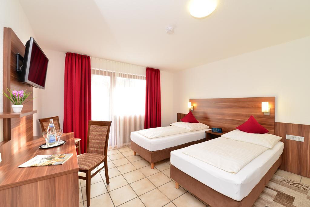 Hotel Am Buchwald Esslingen am Neckar Екстериор снимка